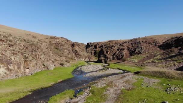Small Stream Flows Rocky Canyon Desert Area Aerial View Landscapes — Vídeo de Stock