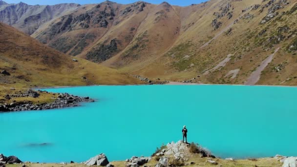 Tourist Stands Rock Backdrop Turquoise Alpine Lake Lake Kel Tor — Stockvideo