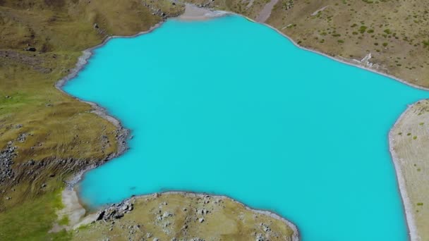 Šťavnatá Barva Vody Horského Jezera Kontrastuje Žlutými Svahy Okolních Skalnatých — Stock video