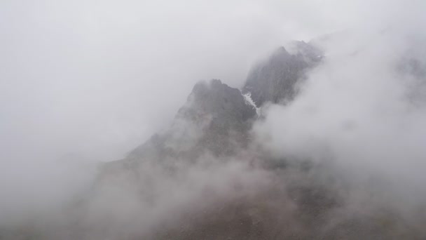 Picos Montaña Las Nubes Clima Lluvioso Las Montañas Sistema Montañoso — Vídeos de Stock