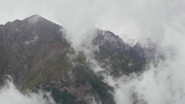 Movimento Nuvens Nas Montanhas Tempo Chuvoso Alto Das Montanhas — Vídeo de Stock