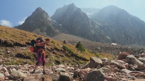 Tourist Girl Backpack Crosses Mountain River High Mountains Backdrop Majestic — Stockvideo