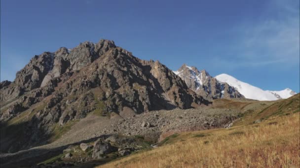 Рух Хмар Над Вершиною Гори Тімелапс Гірська Система Тянь Шань — стокове відео