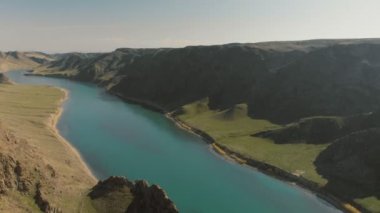 Derin bir kanyondan akan güzel bir turkuaz nehri. İlkbaharda Ili Nehri. Kazakistan. Almaty bölgesi