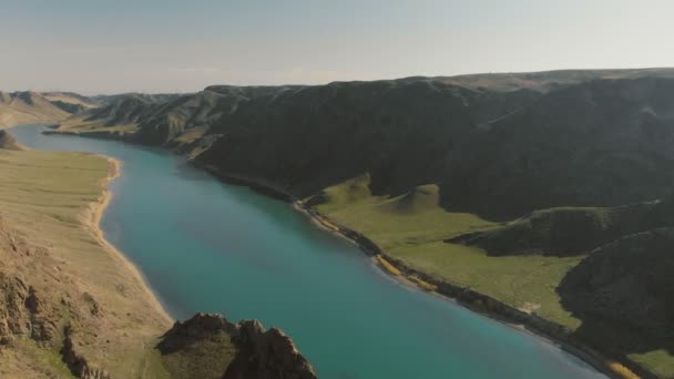 Ein Wunderschöner Türkisfarbener Fluss Der Durch Eine Tiefe Schlucht Fließt — Stockvideo
