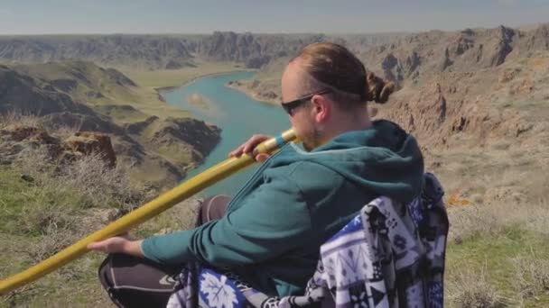 Der Mensch Musiziert Auf Didgeridoo Der Mann Ist Draußen Mit — Stockvideo