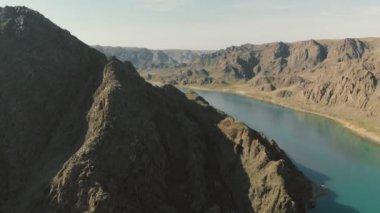 Derin bir kanyondan akan güzel bir turkuaz nehri. İlkbaharda Ili Nehri. Kazakistan. Almaty bölgesi