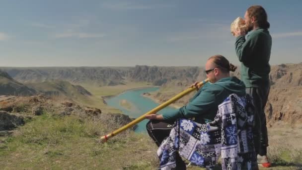 Jungs Spielen Musik Auf Didgeridoo Und Muschel Freunde Sind Draußen — Stockvideo