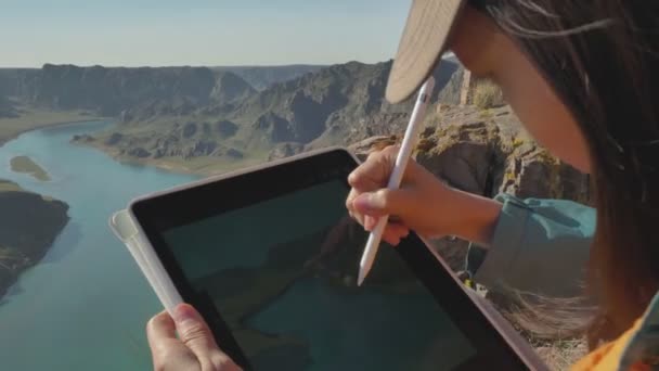 Mädchen Zeichnet Die Frühlingslandschaft Des Flusses Auf Dem Grafiktablett Ein — Stockvideo