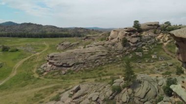 Sıra dışı rock grubu Kempir Tas. Bayanaul Milli Parkı. Kazakistan