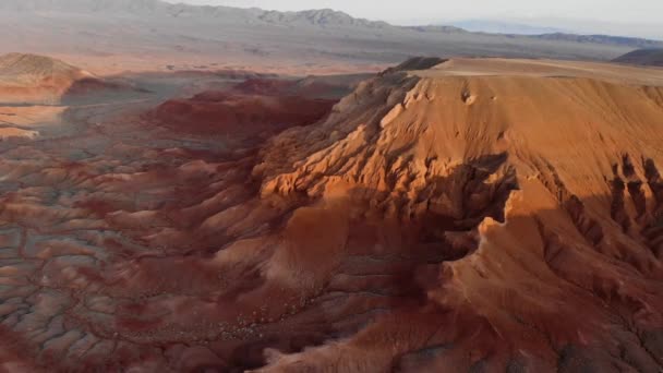 Luchtfoto Van Spectaculaire Rode Rotsformaties Dor Gebied Azhirzhar Tract Kazachstan — Stockvideo