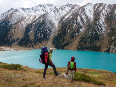 Baba ve oğul dağlarda seyahat ederler. Babayla çocuk arasındaki canlı iletişim. Aile zamanı dışarıda.