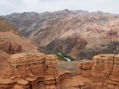 Charyn Canyon Ulusal Parkı. Kaleler Vadisi 'nin dibindeki yol. Kızıl kaya oluşumları milyonlarca yıllık erozyonun bir sonucu olarak oluştu. ABD Büyük Kanyonu 'nun küçük bir kopyası..