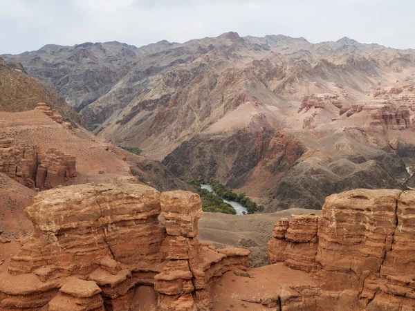 Charyn Canyon Ulusal Parkı. Kaleler Vadisi 'nin dibindeki yol. Kızıl kaya oluşumları milyonlarca yıllık erozyonun bir sonucu olarak oluştu. ABD Büyük Kanyonu 'nun küçük bir kopyası..