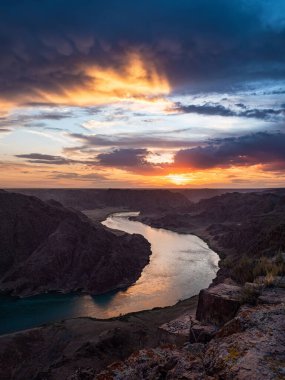 Nehirde güzel bir gün batımı. İlkbaharda Ili Nehri. Kazakistan. Almaty Bölgesi. Kaynak Çin 'de. Balkhash Gölü 'ne akıyor.