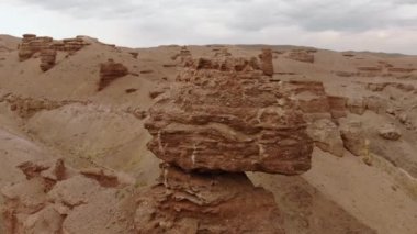 Charyn Canyon Ulusal Parkı. Kanyonun olağandışı kayaları Kaleler Vadisi olarak adlandırılır. ABD Büyük Kanyonu 'nun küçük bir kopyası..