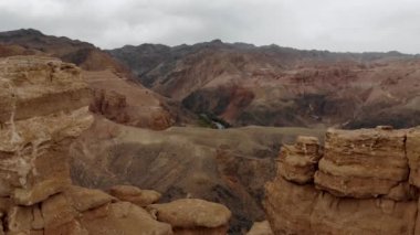 Charyn Canyon Ulusal Parkı. Milyonlarca yıllık aşınmanın sonucu olarak oluşan kızıl kaya oluşumları. ABD Büyük Kanyonu 'nun küçük bir kopyası..