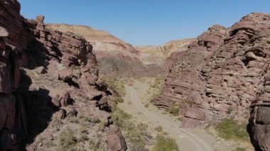 Charyn Canyon Ulusal Parkı. Kanyonun bir kolu boyunca uzanan yol. Kızıl kaya oluşumları milyonlarca yıl boyunca aşınmayla oluştu..