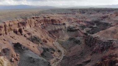 Charyn Canyon Ulusal Parkı. Kanyonun bir kolu boyunca uzanan yol. Kızıl kaya oluşumları milyonlarca yıl boyunca aşınmayla oluştu..