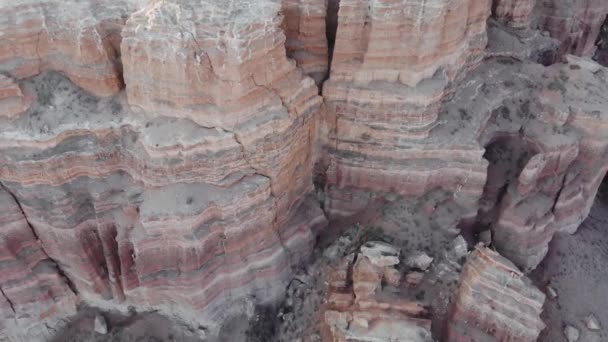 Tält Med Utsikt Över Charyn Canyon Röda Bergsformationerna Bildades Erosion — Stockvideo