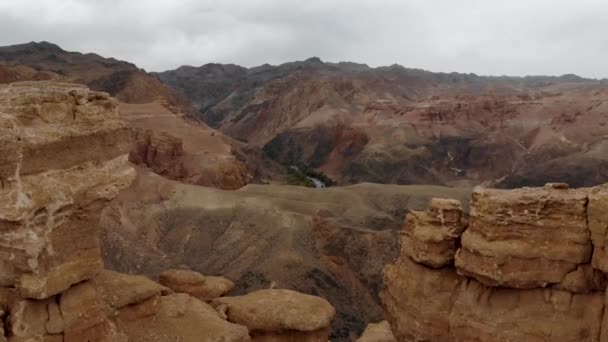 Park Narodowy Charyn Canyon Czerwone Formacje Skalne Które Wynikiem Erozji — Wideo stockowe