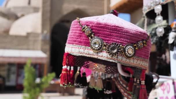 Een Oude Dameshoofdtooi Koop Straat Van Stad Bukhara Oezbekistan Hoofddeksel — Stockvideo