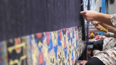 Geleneksel el yapımı halı. Özbekistan 'da antik halı dokuma tekniği.