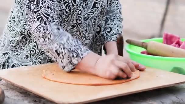 Rysując Wzór Uzbeckim Chlebie Płaskim Pomocą Specjalnego Urządzenia Nazwie Chekich — Wideo stockowe
