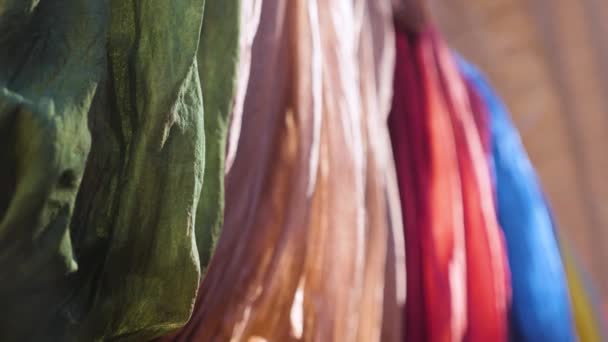 Продажа Тканей Восточном Базаре Разноцветные Ткани Помещаются Прилавок — стоковое видео