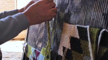 Geleneksel el yapımı halı. Özbekistan 'da antik halı dokuma tekniği
