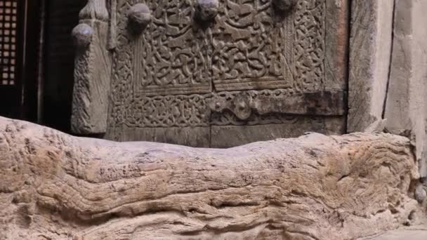 Ortaçağ Ahşap Kapıları Çiçek Süslemeleriyle Kaplıydı Medresenin Girişinde Kırık Bir — Stok video
