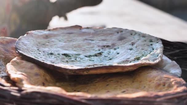 Παραδοσιακά Ουζμπεκικά Πατατάκια Ψημένα Φούρνο Φρεσκοψημένο Ζεστό Ψωμί Τοποθετείται Ένα — Αρχείο Βίντεο