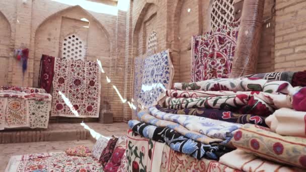 Butikk Med Tradisjonelle Orientalske Tepper Håndlagde Stoffer Tradisjonelt Håndverk Usbekistan – stockvideo