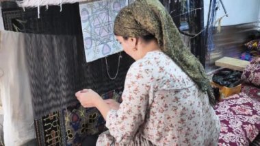 Geleneksel el yapımı halı. Özbekistan 'da antik halı dokuma tekniği.