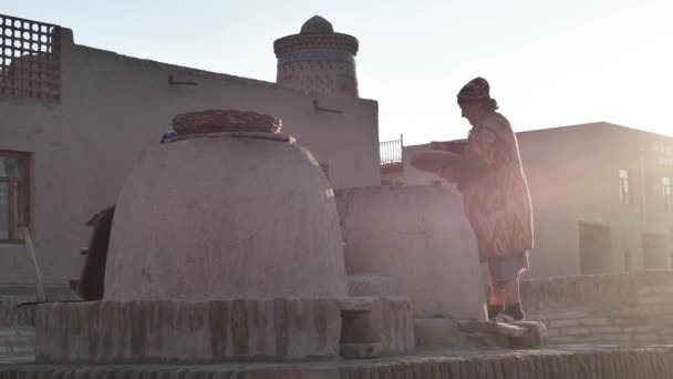 Kvinna Bakar Traditionella Uzbekiska Bröd Tandoor Ugn Manuellt Arbete Och — Stockvideo