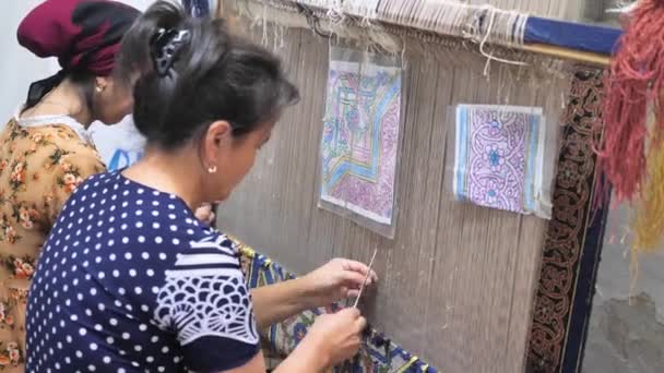 Geleneksel Yapımı Halı Özbekistan Antik Halı Dokuma Tekniği — Stok video