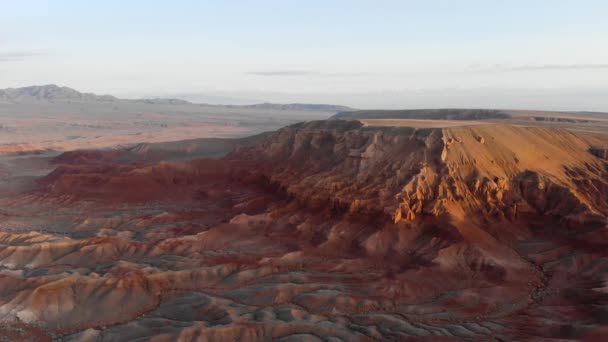 干旱地区壮观的红色岩层的空中景观 哈萨克斯坦 Azhirzhar Tract 砂岩红色岩石悬崖 钻杆4K — 图库视频影像