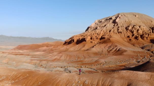 Fotógrafo Dispara Una Inusual Formación Roca Roja Hombre Con Una — Vídeos de Stock