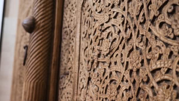 Zbliżenie Rzeźbiarstwo Prastary Drewniany Brama Średniowieczny Azjatycki Miasto Wschodni Skrypt — Wideo stockowe