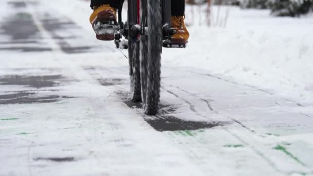 Nahaufnahme Der Räder Eines Fahrrads Das Winter Auf Einer Verschneiten — Stockvideo
