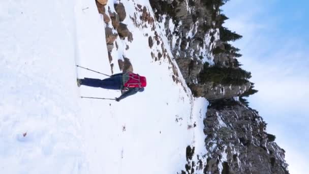 Vertikale Videoaufnahmen Zeigen Einen Mann Mit Rucksack Bei Einer Winterwanderung — Stockvideo