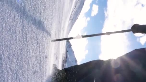 Κατακόρυφο Βίντεο Ενός Τουρίστα Ταξιδεύει Μέσα Από Βουνά Χειμώνα Μια — Αρχείο Βίντεο