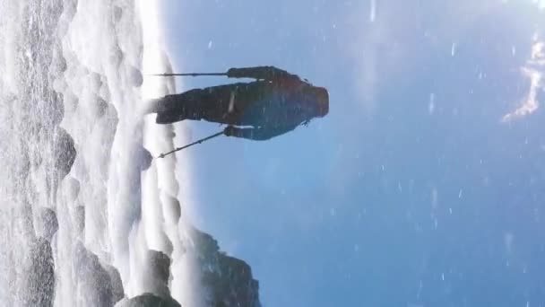 Riprese Video Verticali Turista Fanno Escursione Montagna Una Giornata Invernale — Video Stock