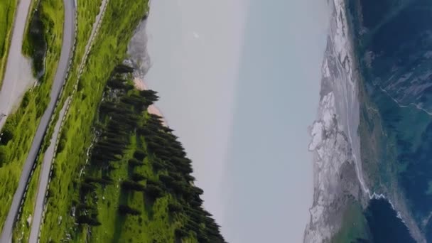 夏のビッグアラマティ湖の垂直ビデオ映像トップビュー 湖の水は氷河の活発な融解のために曇っています — ストック動画