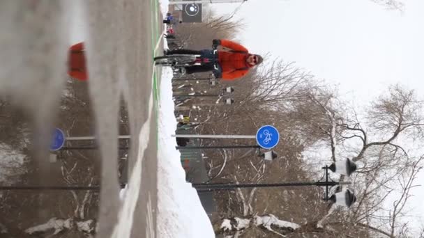 Вертикальні Відеозаписи Хлопця Помаранчевій Куртці Їде Велосипеді Вздовж Велосипедної Доріжки — стокове відео