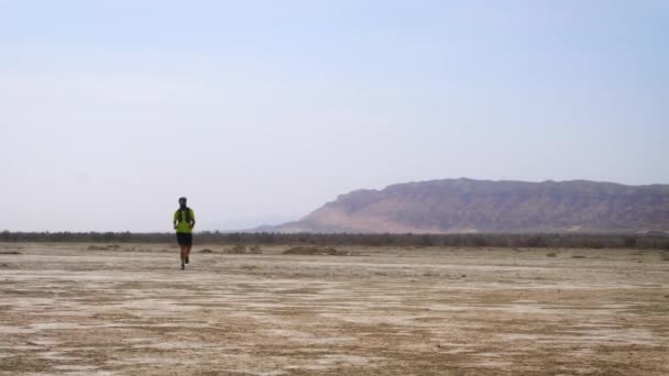 Atleet Loopt Door Woestijn Langlaufen Aarde Rood Uitzicht Van Bovenaf — Stockvideo