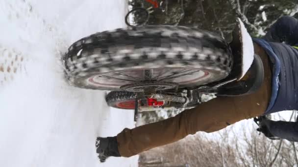Vertical Video Footage Guy Rides Electric Motorcycle Winter Close Wheel — Stock Video