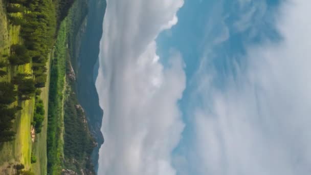 一个美丽的山谷在群山中的垂直录像镜头 云彩的运动时间流逝 一座佛寺的废墟 宗里安汗国 — 图库视频影像