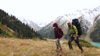 Bir baba ve oğlu dağlarda kamp yapıyor. Sırt çantalı, sakallı bir adam. Açık havada geçirilen aktif zaman