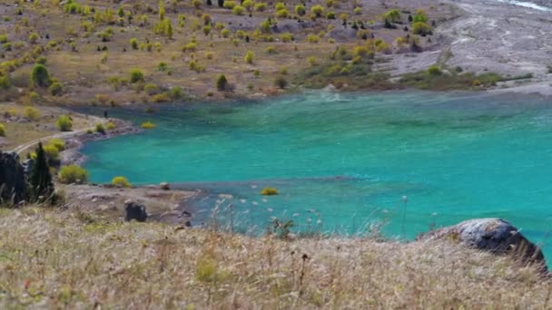 Невероятно Бирюзовая Чистая Вода Горного Озера Берегу Горного Озера Теплый — стоковое видео